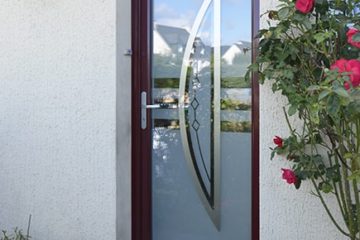 Option vitrage décoratif pour cette porte d’entrée suisse Tryba
