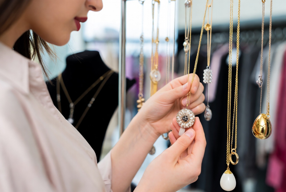 SANCTIS : Les différents types de pendentifs pour homme et femme